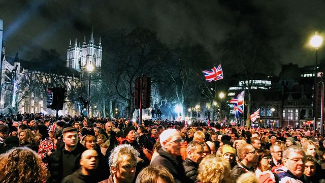 Brexit_crowds_in_Parliament_Square.jpg
