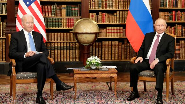 Joe_Biden_and_Vladimir_Putin_in_Geneva,_16_June_2021_(05).jpg