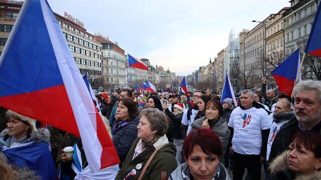 Demonstrace_proti_protiepidemickým_opatřením,_Praha,_Václavské_náměstí.jpg