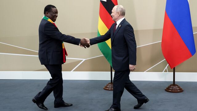 Mnangagwa_and_Putin_met_during_sidelines_Russia-Africa_Summit,_27_July_2023.jpg